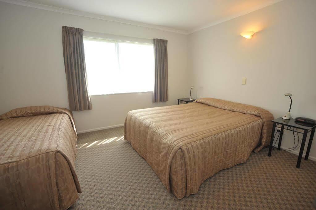 Tudor Lodge Motel Hawera Exterior foto